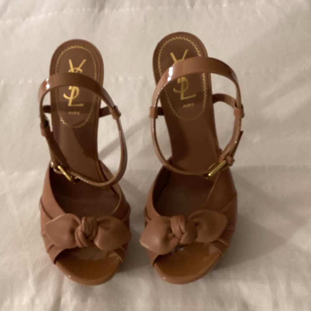 YVES SAINT LAURENT
Leather Bow Accents Slingback Sandals